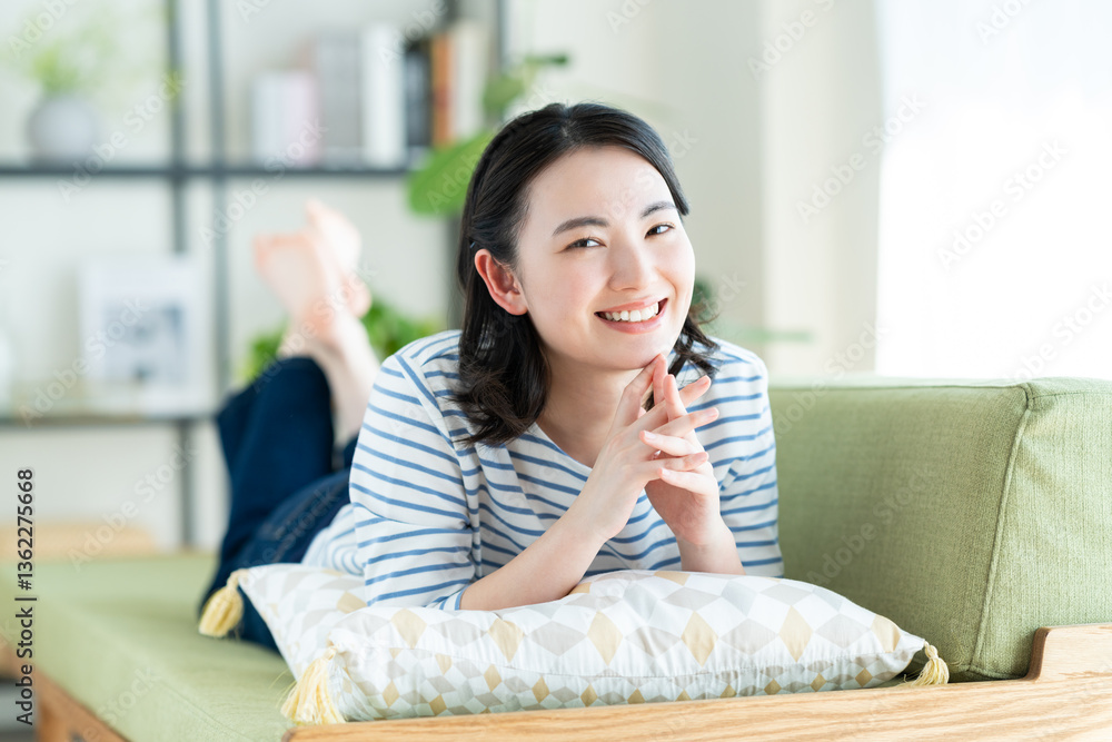 リビングでくつろぐ若い女性 リビングでくつろぐ若い女性