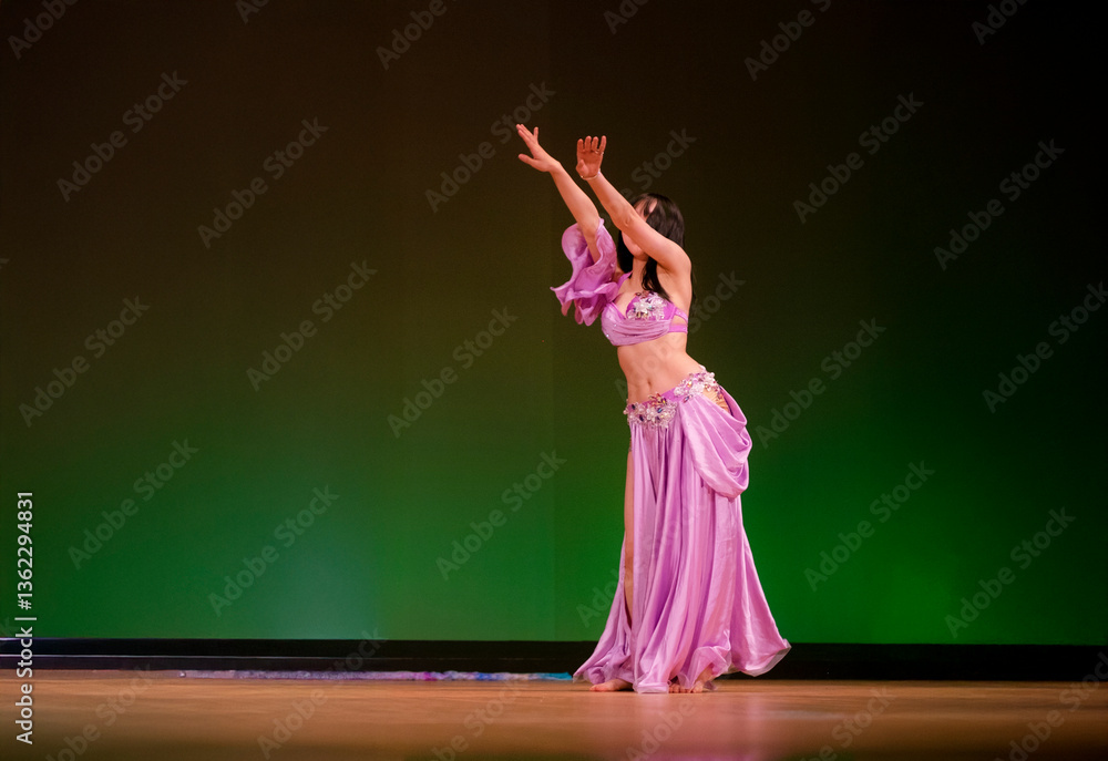 Fototapeta premium ベリーダンスを踊る女性