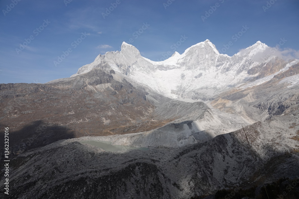 Obraz premium Panoramic View of Pisco Mountain with Glacier and Glacial Lake, Cordillera Blanca, Peru