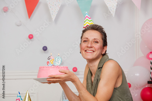 Obraz na płótnie Woman with short hair celebrate birthday hold pink cake and joy w salonie