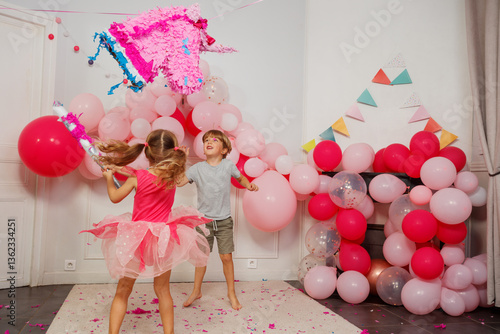 Obraz na płótnie Dynamic image of small kids try to break unicorn pinata at party w salonie