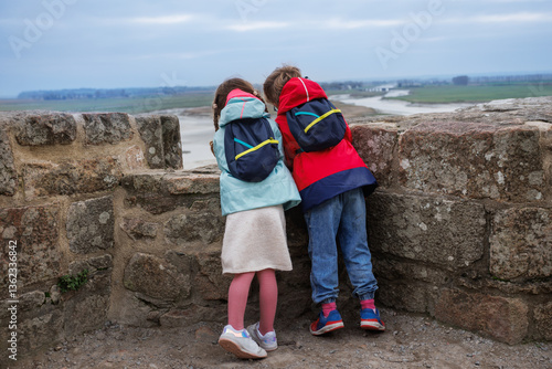 Obraz na płótnie Two children look down from ancient tower of Mont Saint Michel w salonie