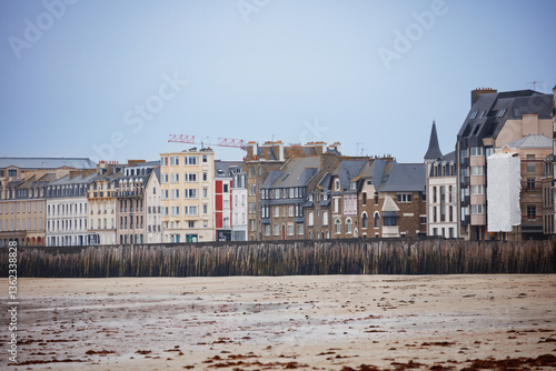 Obraz na płótnie Coastal historic pirate city of Saint-Malo, France view at tide w salonie