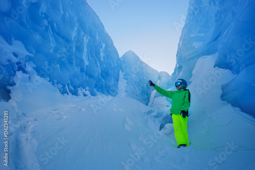 Obraz na płótnie Brightly dressed skier poses in a beautiful ice-filled crevice w salonie