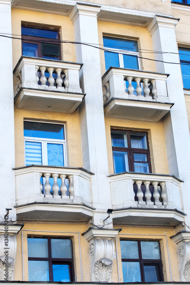 Obraz premium This is a building that features numerous windows and multiple balconies