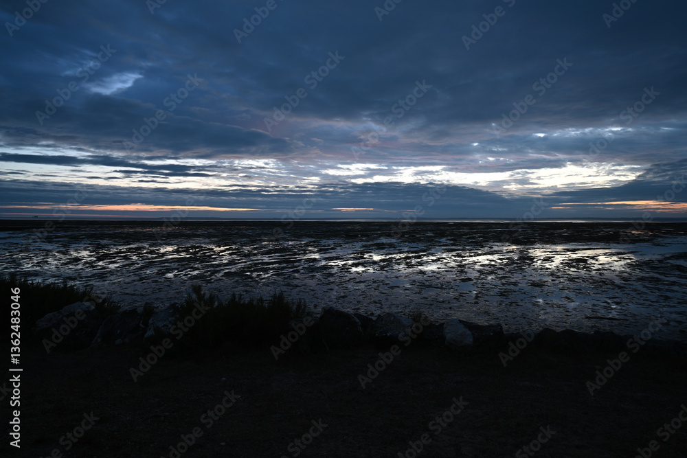 Fototapeta premium sunrise with clouds on the beach