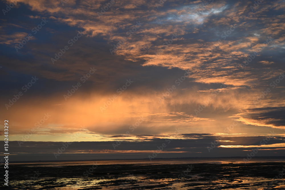 Fototapeta premium sunrise with clouds on the beach