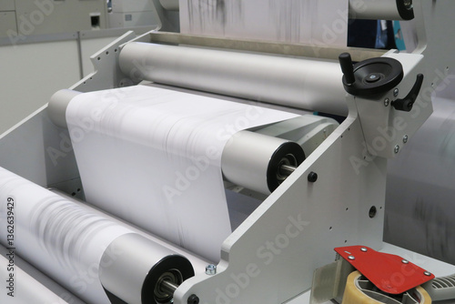 Industrial printing machine on continuing reels of paper with high speed inkjet technology