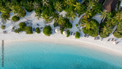 Palmenstrand auf den Malediven aus der Vogelperspektive