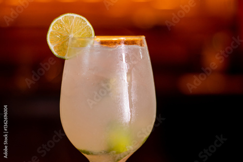 Caipirinha com limão na borda