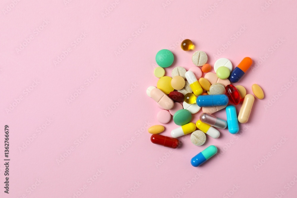 Obraz premium Various pills on color background, top view