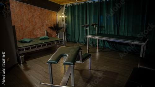 Foto BDSM Studio Grün mit Strafbock und Bett