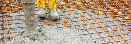Auf einer Baustelle für einen Neubau wird das Fundament mit Beton und Stahlmatten errichtet