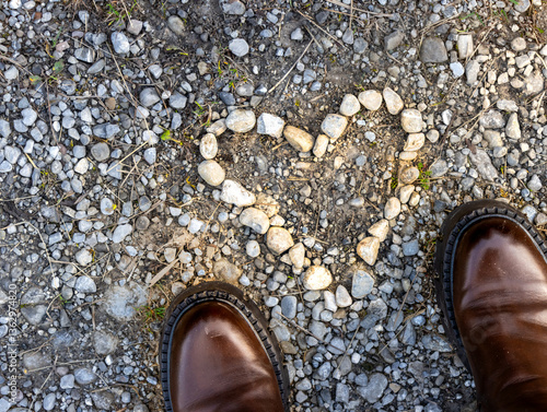 Wallpaper Mural Herzform aus Steinen, Schuhe im Anschnitt Torontodigital.ca