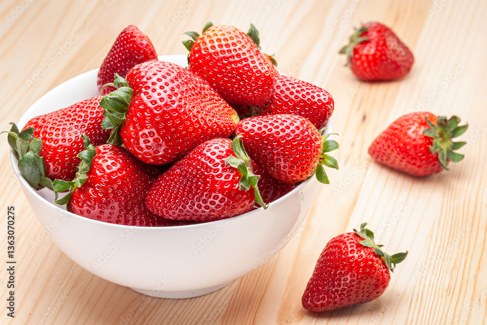 Εκτύπωση καμβά White bowl of ripe red strawberries on wooden background.