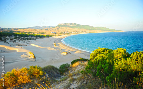 Playa de Bolonia en Tarifa, la mejor playa del sur de España. Costa de la Luz Cádiz, playas de arena blanca de Andalucía. Ensenada de Bolonia.