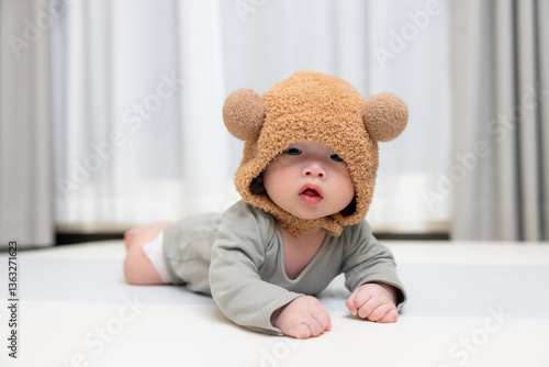 Obraz na płótnie Cute little baby in fluffy bear hat indoor w salonie