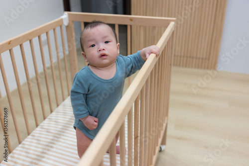 Obraz na płótnie Curious infant standing in safe baby crib w salonie