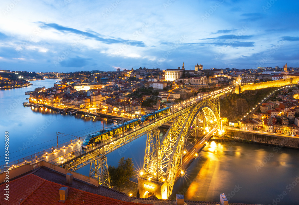 Fototapeta premium Bridge of Luis I during blue hour, Porto, Portugal