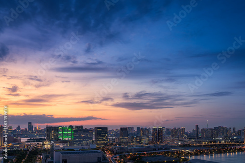 マジックアワーの東京都心の都市風景