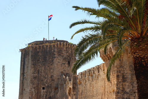 Obraz na płótnie Historical Kamerlengo Fortress in Trogir, Croatia and Croatian flag. w salonie