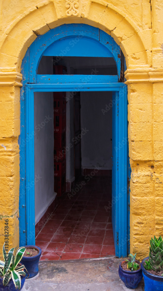 Fototapeta premium Blaue Tür in gelben Haus, Essaouira
