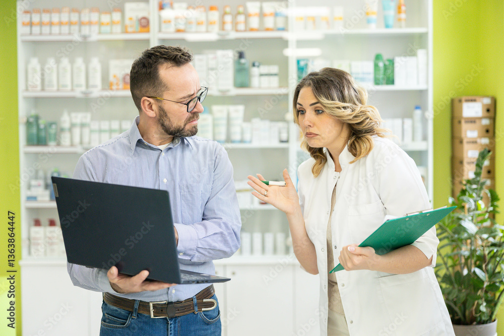 Obraz premium A pharmacist engages with a customer about medications, showcasing a professional environment in a modern pharmacy setting.