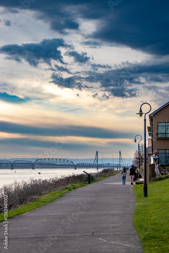Fotografie Walking path by the Columbia River at dusk - Vancouver, Washington, USA