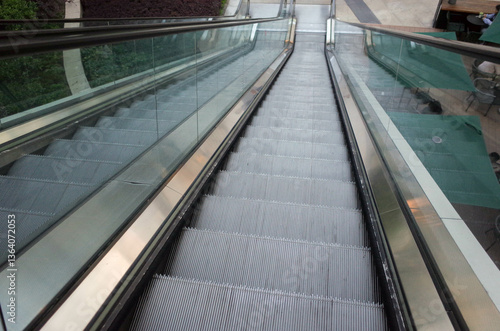 Obraz na płótnie A POINT OF VIEW SHOT of a person going down an escalator. w salonie