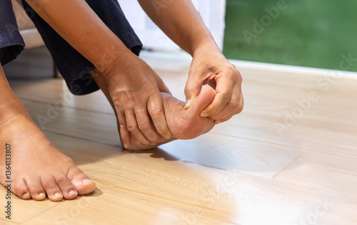 Foto Senior Man massage foot with painful swollen gout inflammation.