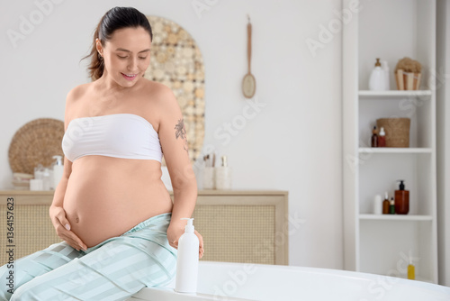 Young pregnant woman applyi...