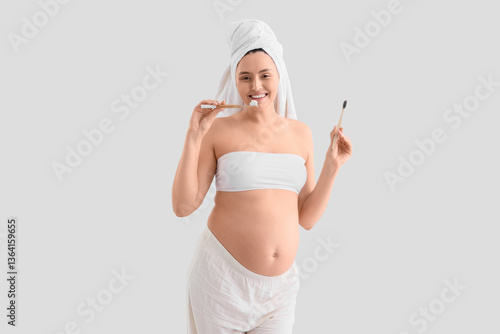 Pregnant woman with tooth b...