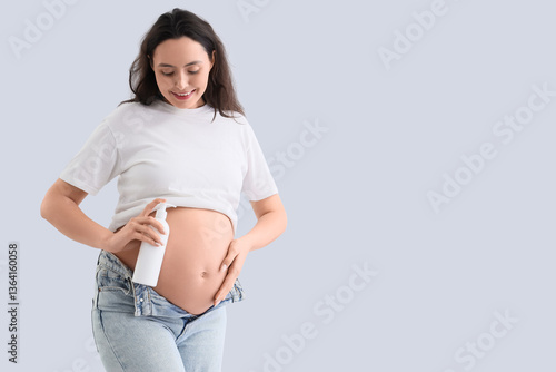 Young pregnant woman with b...