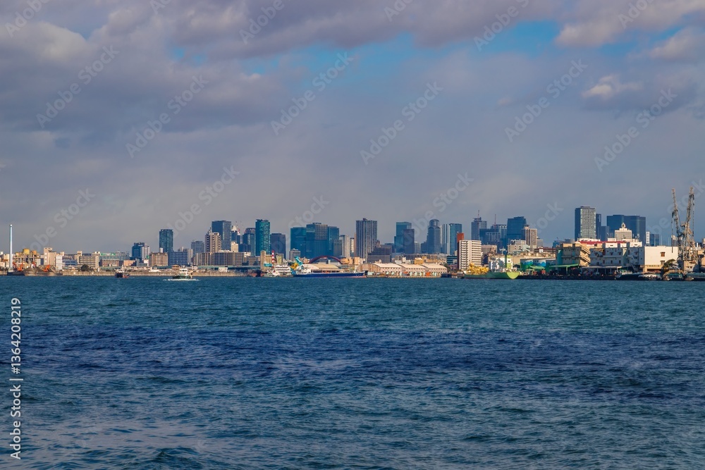 Fototapeta premium Panoramic Osaka Cityscape By The Bay