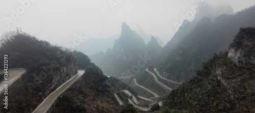 Obraz na płótnie The 99 bendwinding road at Tianmen mountain w salonie