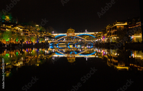 Obraz na płótnie Fenghuang ancient town at night w salonie