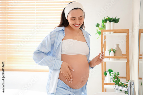 Young pregnant woman with t...