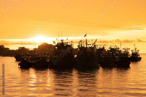 夕暮れのコタキナバル港と漁船
