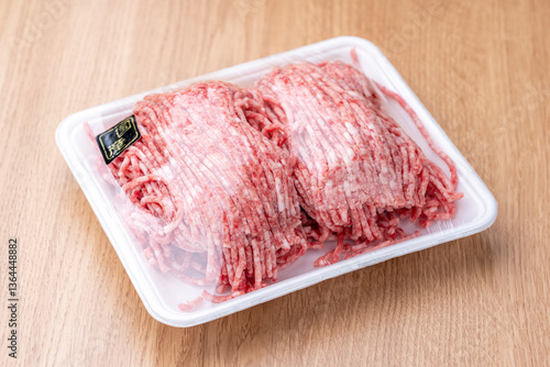 合い挽きミンチ肉のトレイ盛り付けた調理前の食材