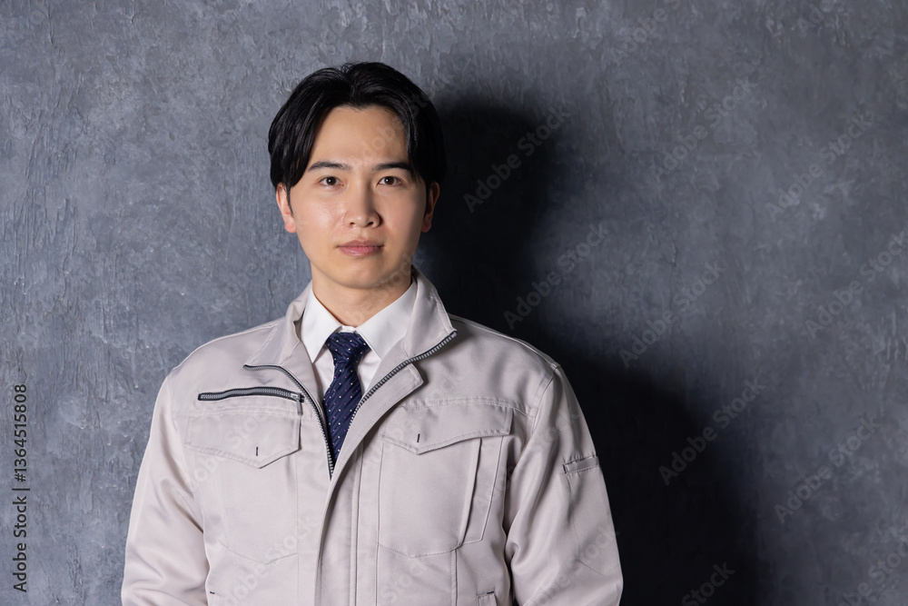 Fototapeta premium 作業着を着た男性 