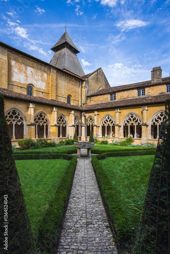 In the centre of Le Buisson-de-Cadouin town