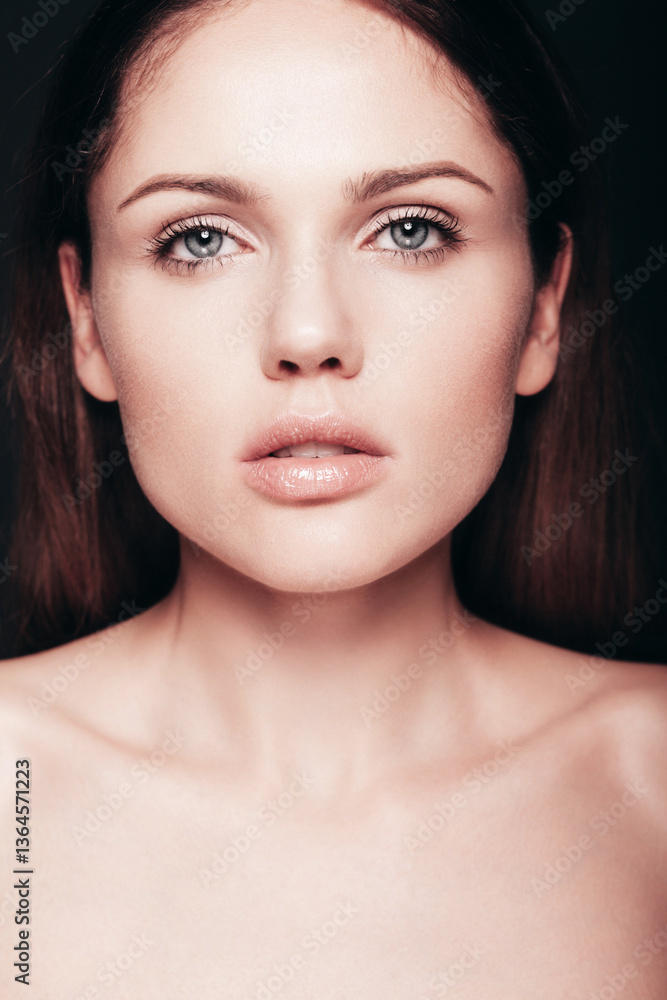 Naklejka premium Fashion beauty portrait of young smiling brunette woman with natural makeup and perfect clean skin. Pure model with posing in studio