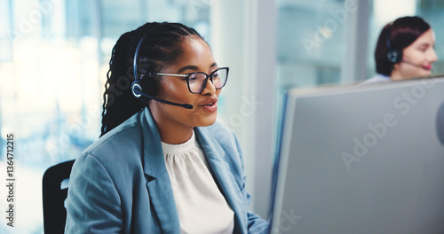 Fotografía Consultant, business or woman in call center for customer service, loan questions or finance advice