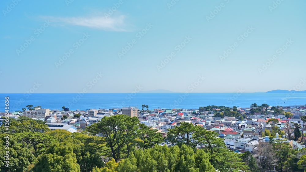 Obraz premium 小田原城天守閣から伊豆大島方面駿河湾の眺め 神奈川県小田原市