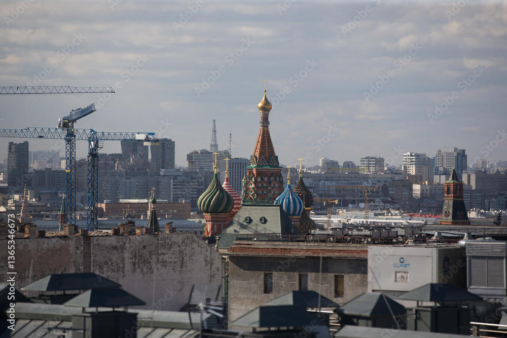 Fototapeta premium Aerial view of a city featuring a red and green dome foreground