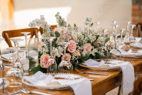 decoración de mesa con flores y cristalería para reunión familiar - foto de stock 