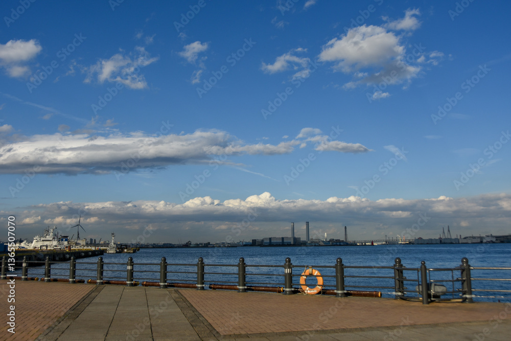 Obraz premium 晴れた日の横浜港新港埠頭から見た風景