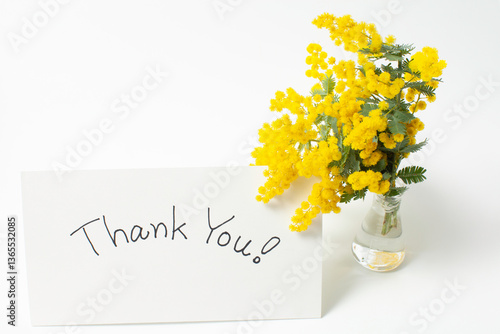 ミモザの花束とメッセージカード