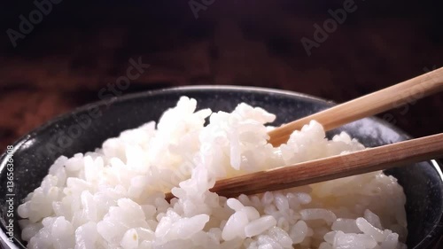湯気が立ち上るご飯をお箸で持ち上げる
