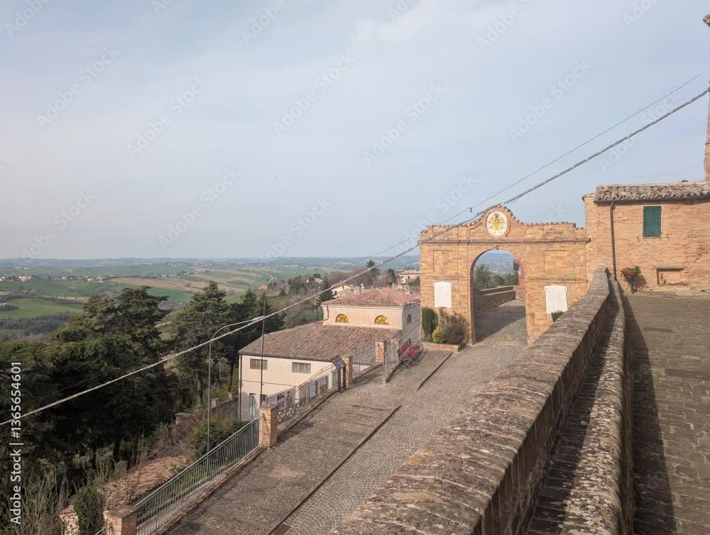 Arco nell'antico borgo medievale del Piticchio di Arcevia nelle Marche Arco nell'antico borgo medievale del Piticchio di Arcevia nelle Marche